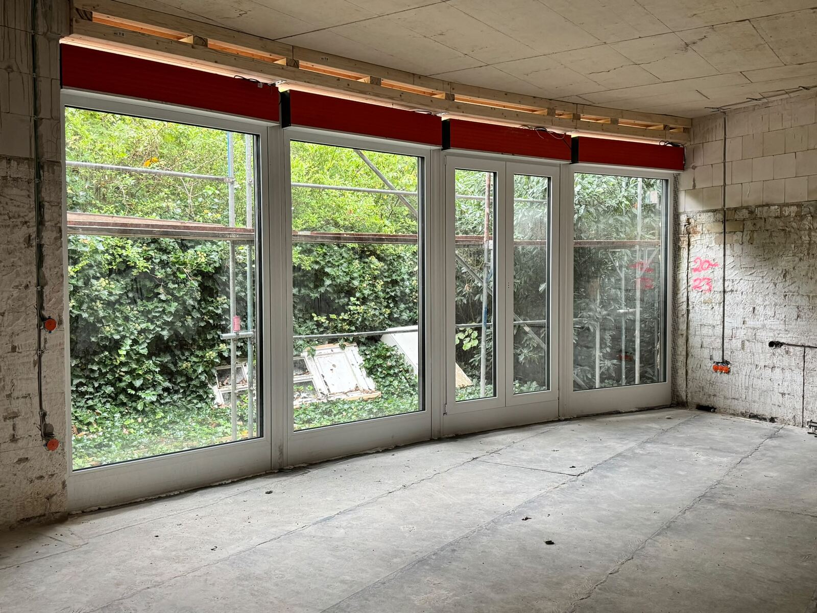 FensterAdler Neubau-Referenz: Fensterfront mit Balkontür