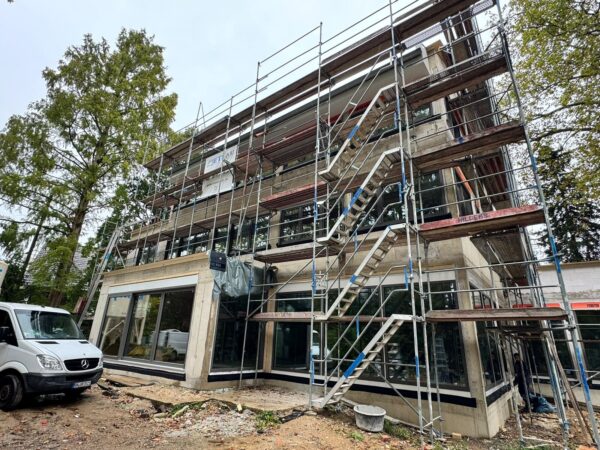 FensterAdler Neubau-Referenz: Mehrfamilienhaus mit neuen Fenstern