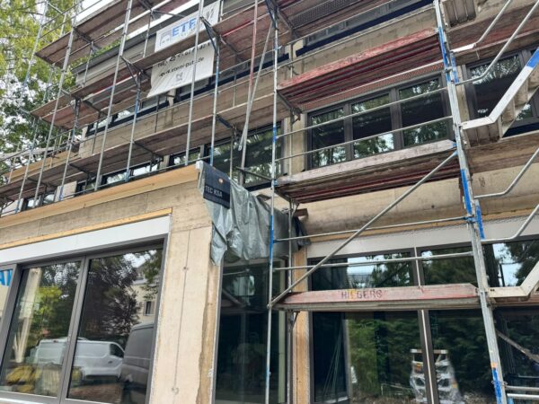 FensterAdler Neubau-Referenz: Fassade mit anthrazitfarbenen Fenstern