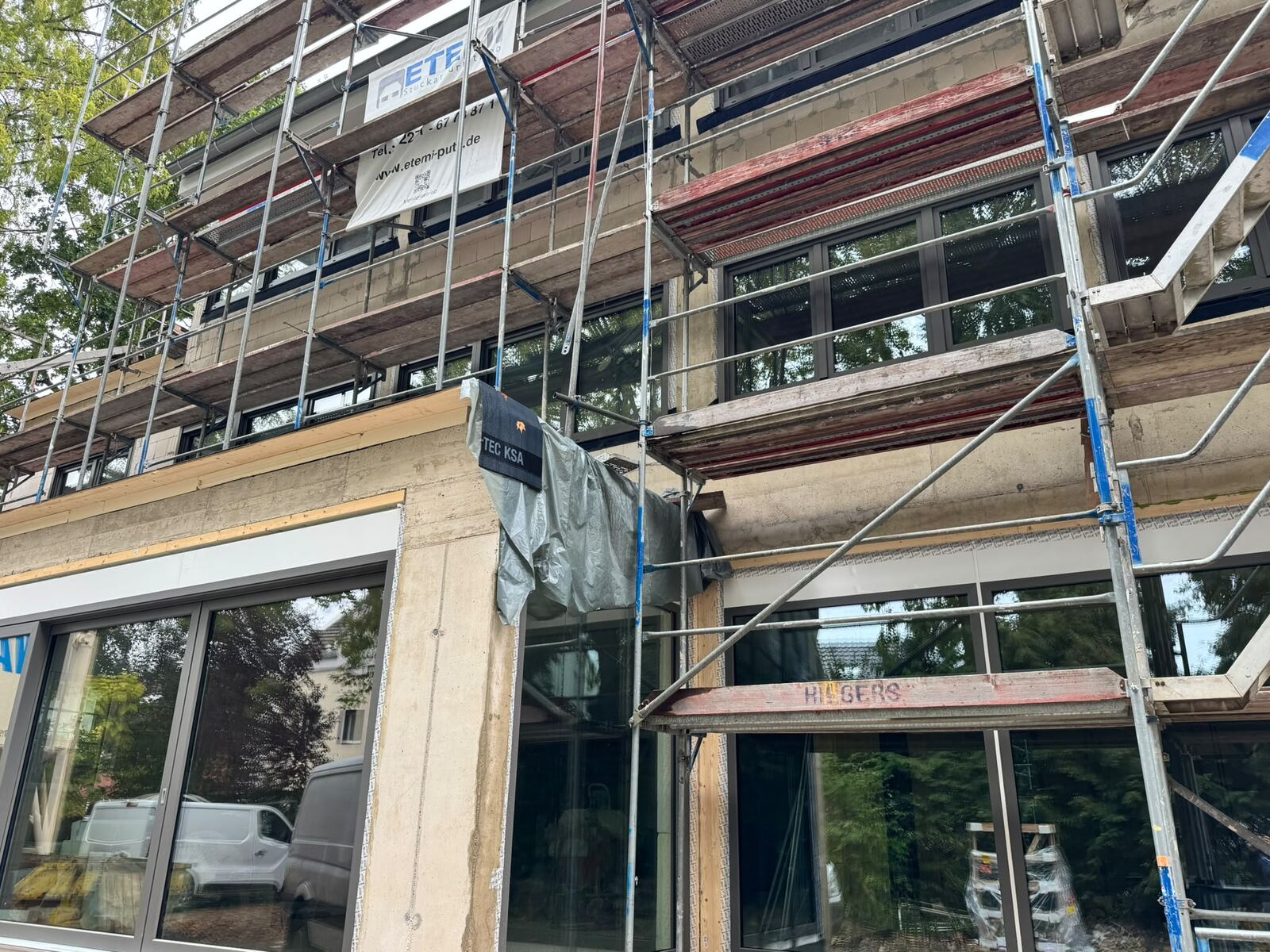 FensterAdler Neubau-Referenz: Fassade mit anthrazitfarbenen Fenstern